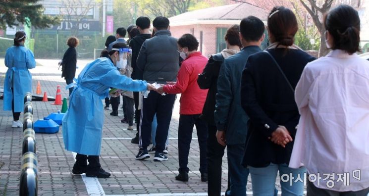 4·7 재보궐선거가 실시된 7일 서울 노원구의 한 초등학교에 마련된 투표소에서 유권자들이 긴 줄을 서 있다./김현민 기자 kimhyun81@