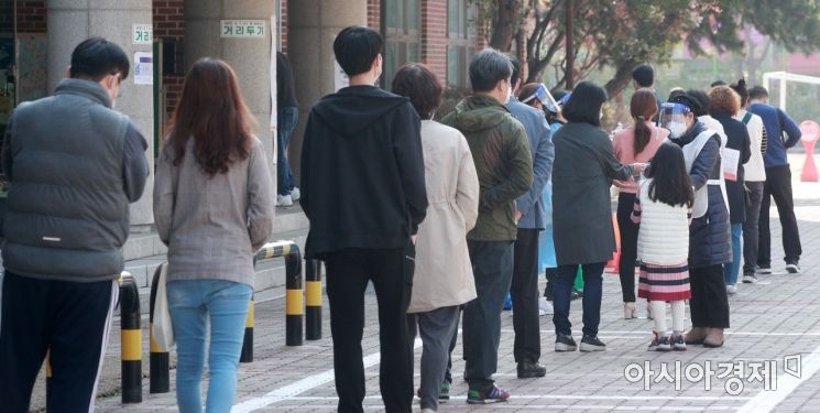 4·7 재보궐선거가 실시된 7일 서울 노원구의 한 초등학교에 마련된 투표소에서 유권자들이 긴 줄을 서 있다. 사진은 기사와 직접적인 연관 없음 /김현민 기자 kimhyun81@