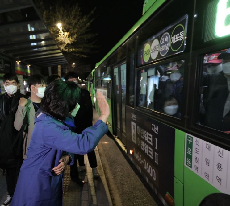 4.7 재·보궐선거를 하루 앞둔 6일 오전 박영선 더불어민주당 서울시장 후보가 구로동을 출발해 개포동으로 향하는 버스를 타고 새벽 출근하는 시민들에게 인사하고 있다. / 사진=연합뉴스