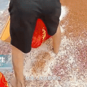 한 노동자가 곡식을 바닥에 뿌린 뒤 그 사이를 걸어다니며 휘젓고 있는 모습. / 사진=인터넷 홈페이지