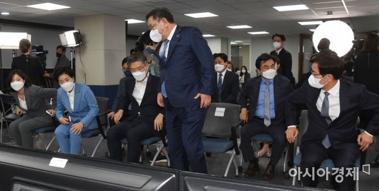 김태년 더불어민주당 대표 직무대행 등이 7일 서울 여의도 중앙당사에 마련된 상황실에서 4.7 재보궐 선거 출구조사 결과 발표를 확인 후 당사를 나서고 있다./국회사진기자단