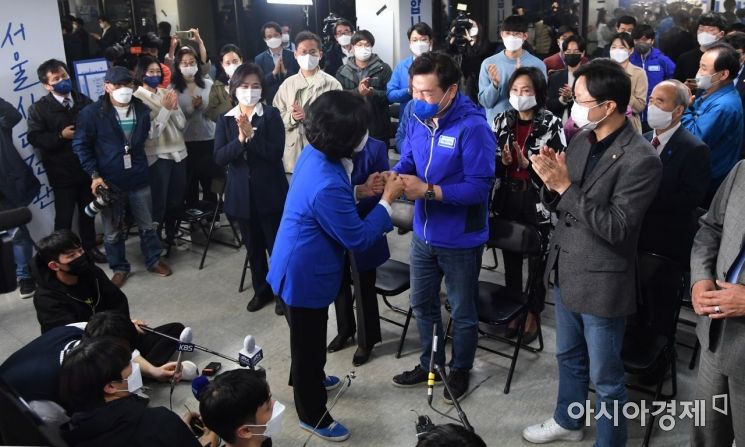 [포토] 지지자들 위로하는 박영선 후보
