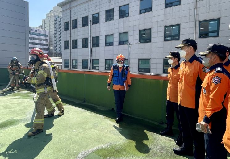 경기소방본부, 소방청사 활용한 화재진압 훈련 '눈길'