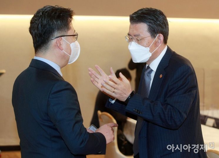 [포토] 회의 앞서 대화하는 김현수-은성수
