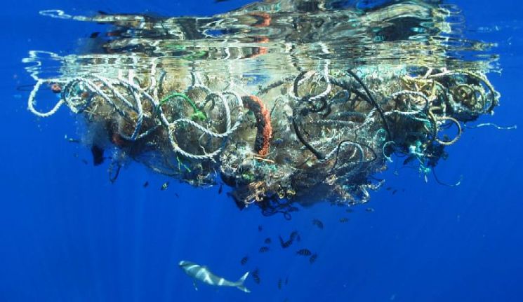 바다에 버려진 플라스틱 쓰레기가 쌓여 만든 1억5000만t 규모의 쓰레기섬의 절반은 대형 어선이 버린 어망인 것으로 확인됐다. 사진 = bluebird-electric