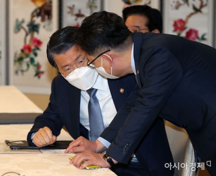 [포토] 김현수 장관과 대화하는 은성수 금융위원장