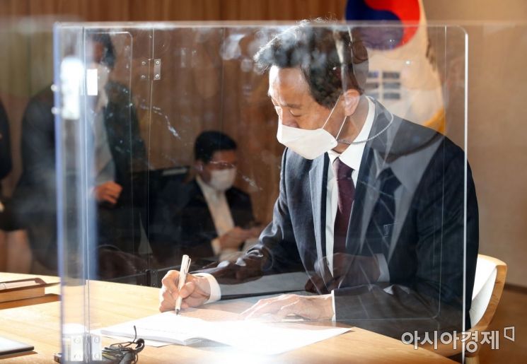 '첫 출근' 오세훈, 10년만에 서울시정 대변화 예고…'박원순 지우기' 가능성