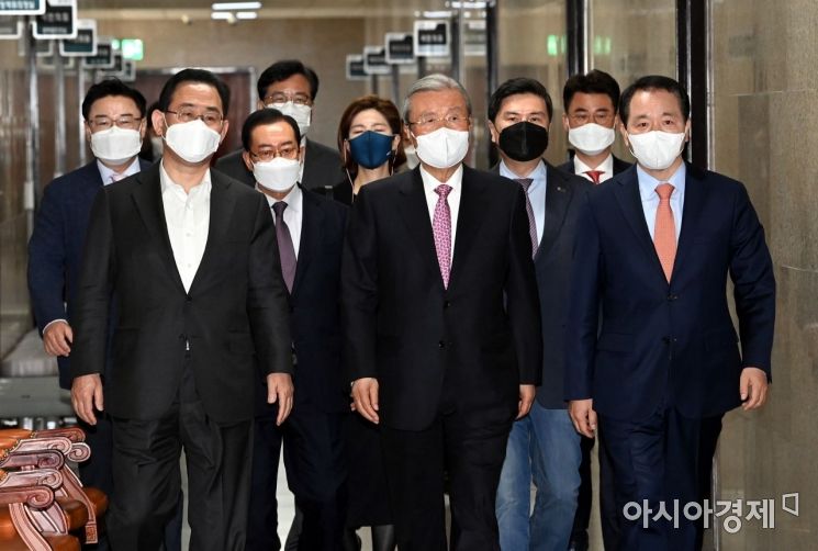 김종인 국민의힘 비대위원장과 주호영 원내대표 등 당 지도부가 8일 국회에서 퇴임 기자회견을 갖기 위해 회의실로 들어서고 있다. /윤동주 기자 doso7@