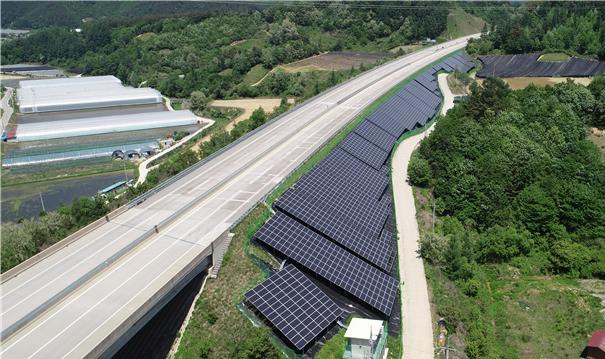 전북 진안군 '익산포항고속도로'에 설치된 고속도로 태양광 발전시설 (사진=국토교통부)