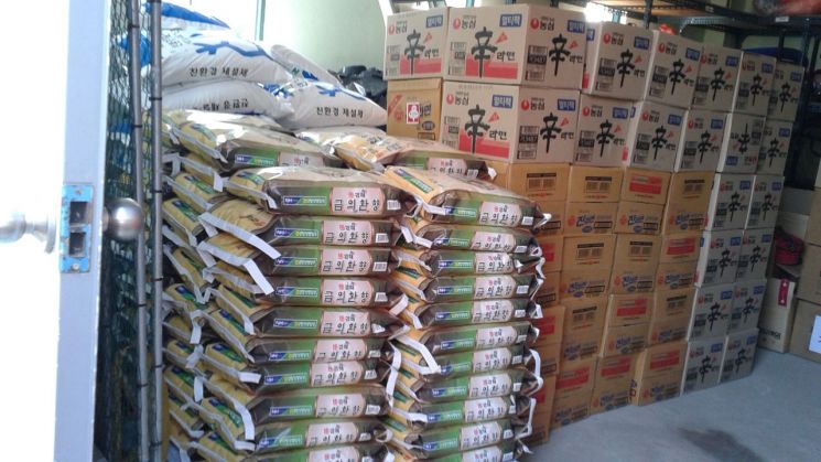 경남 김해시 한 소상공인이 정부 재난지원금으로 쌀 10kg 70포와 라면 35박스를 익명으로 기부했다.[이미지출처=김해시]