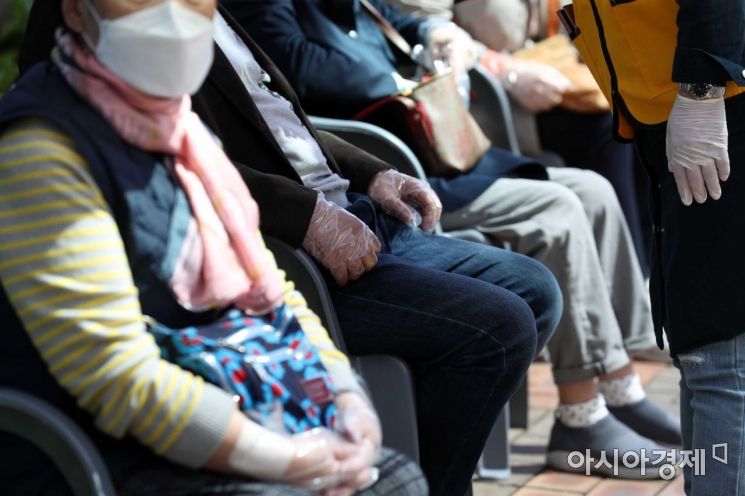 [포토]화이자 백신 접종 기다리는 어르신들 