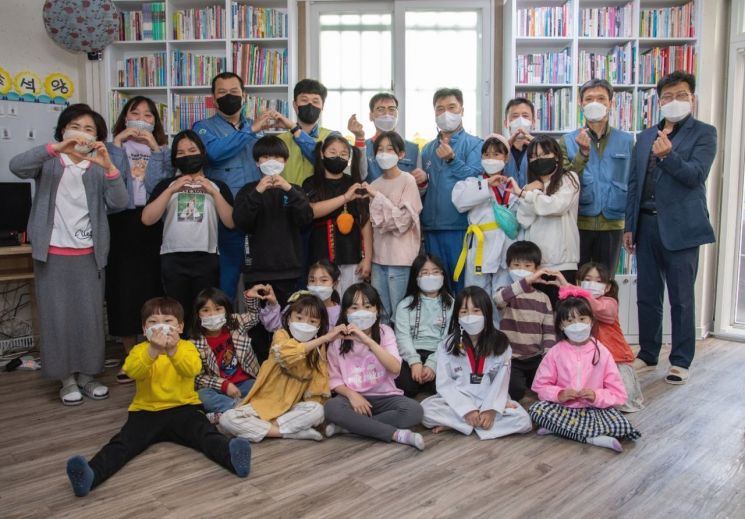 광양제철소 목공예 재능봉사단, 덕례지역아동센터에 가구 전달