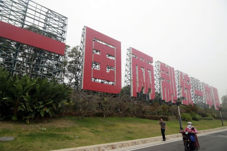 중국 샤먼 해변에 '일국양제 통일중국'이라고 쓰인 대형 선전 입간판 앞을 행인이 지나가고 있다. [이미지출처=연합뉴스]