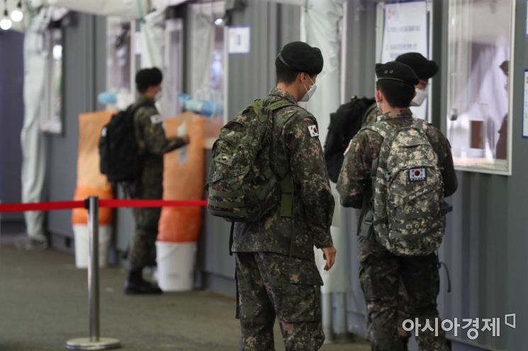 코로나19 신규 확진자 수가 700명 선까지 급증한 8일 서울역 광장에 마련된 코로나19 선별검사소에서 군인들이 검사를 받기 위해 대기하고 있다. /문호남 기자 munonam@