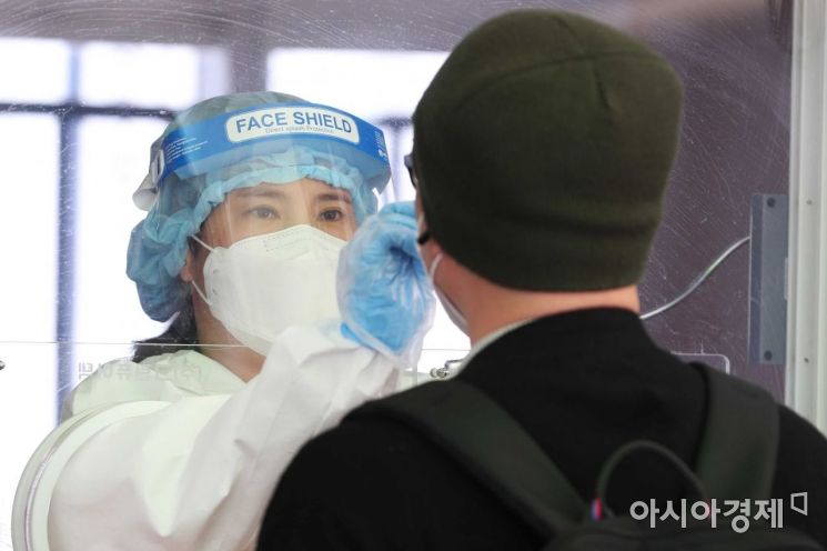 [포토]코로나 4차 유행 갈림길 