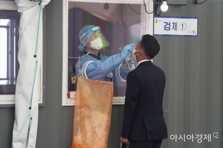코로나19 신규 확진자 수가 700명 선까지 급증한 8일 서울역 광장에 마련된 코로나19 선별검사소에서 시민들이 검사를 받고 있다. /문호남 기자 munonam@