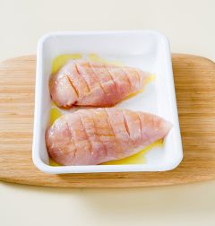 1. 닭 가슴살은 1cm 간격으로 칼집을 내어 마늘가루와 올리브오일을 뿌려서 5분 정도 재운다.