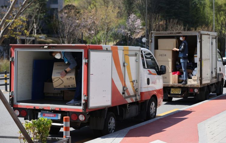 "Just Don't Enter" vs "Pick Up at Delivery Entrance": Conflict Between Apartment Residents and Delivery Workers