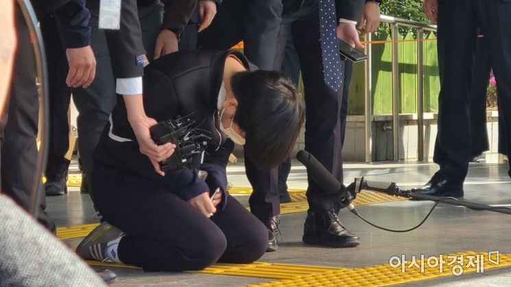 [속보]'세모녀 살해' 김태현 포토라인서 무릎 꿇고 "저로 인해 피해 입은 분께 사죄"