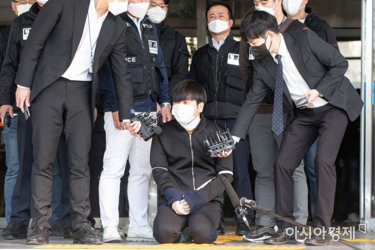 [포토]무릎 꿇은 노원구 세모녀 살해 피의자 김태현