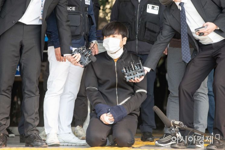 [포토]무릎 꿇은 살인 피의자 김태현