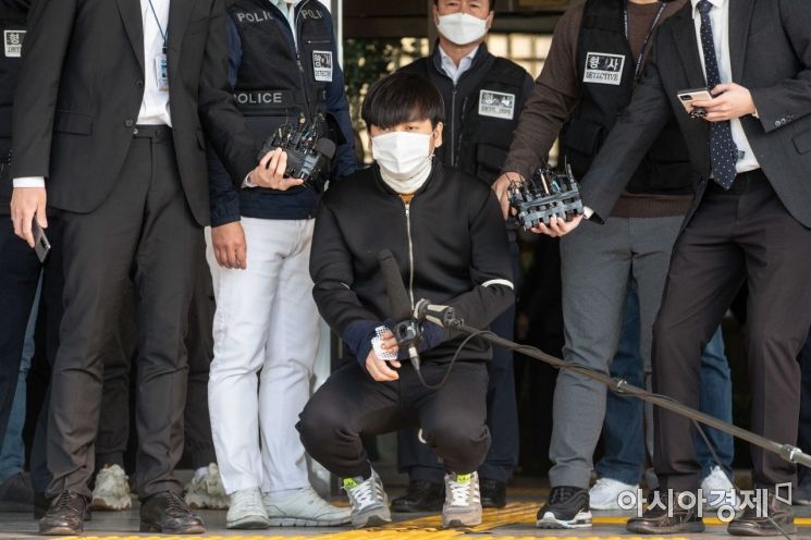 서울 노원구 한 아파트에 침입해 세 모녀를 살해한 혐의를 받는 피의자 김태현이 9일 서울 도봉경찰서에서 검찰 송치에 앞서 무릎꿇고 있다./강진형 기자aymsdream@