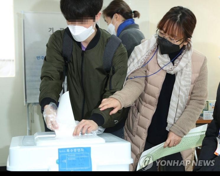 한 시각장애인이 투표를 하고 있다.