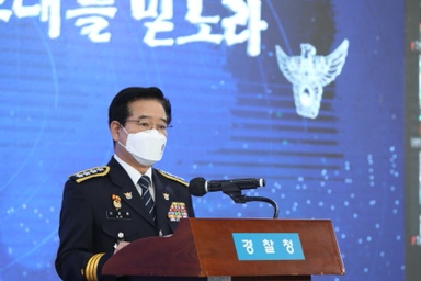 김창룡 경찰청장이 9일 경찰청에서 열린 중앙경찰학교 제303기 졸업식에서 격려사를 하고 있는 모습