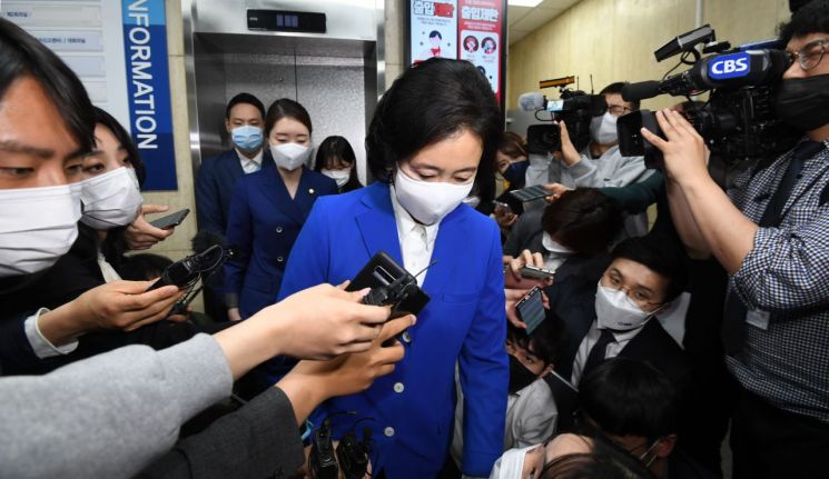 박영선 더불어민주당 서울시장 후보가 지난 7일 밤 서울 여의도 더불어민주당사에서 취재진에게 입장을 밝힌 뒤 당사를 떠나고 있다. / 사진=연합뉴스