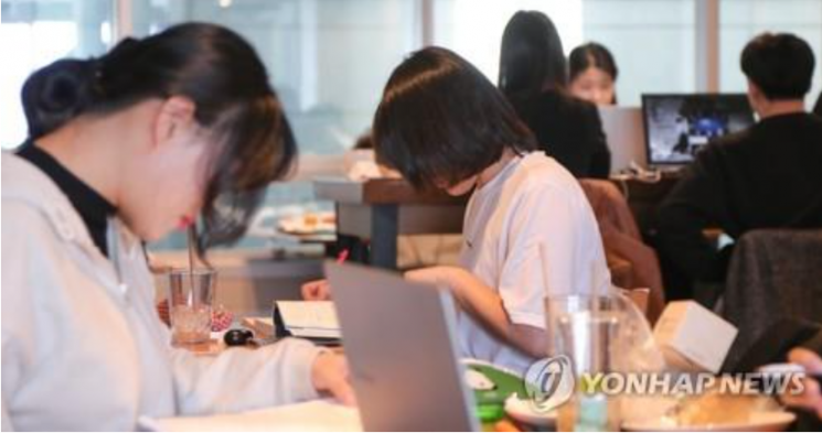 카페에서 공부하고 있는 청년들. 사진은 기사 중 특정 표현과 무관. [이미지출처=연합뉴스]