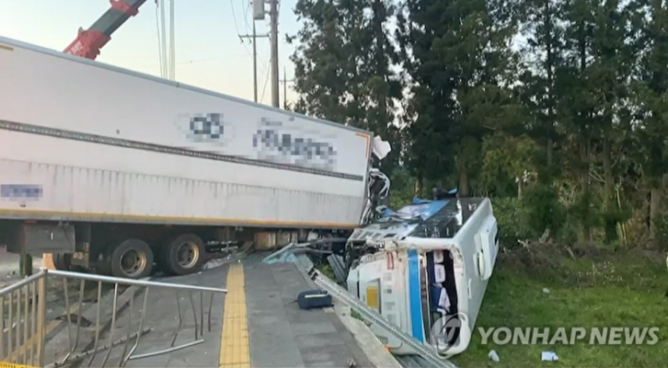 지난 6일 오후 제주시 제주대학교 입구 사거리에서 버스 2대와 11t 트럭, 1t 트럭 등이 잇따라 추돌하며 많은 인명피해가 발생했다. [이미지출처=연합뉴스]