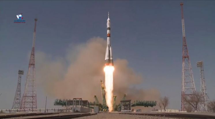 '유리 가가린'으로 이름 붙여진 러시아 유인우주선 '소유스 MS-18'이 9일(현지시간) 카자흐스탄 바이코누르 우주기지에서 발사되고 있다. [이미지출처=로이터연합뉴스]