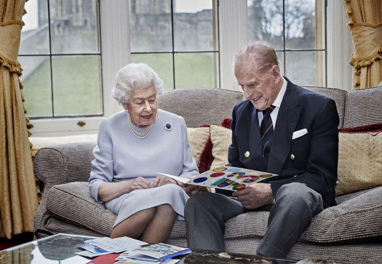 지난해 11월 엘리자베스 2세 영국 여왕이 결혼 73주년을 앞두고 필립공과 함께 증손 조지 왕자와 루이스 왕자, 샬럿 공주가 직접 만든 축하카드를 살펴보고 있다. [이미지출처=AP연합뉴스]