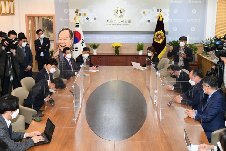 오세훈 시장 출발부터 '불안' 지적 왜 나와?...“말과 행동 보다 신중해야“ 