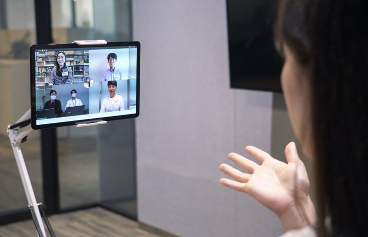 SK텔레콤이 처음으로 대기업 신입사원 정기 공개채용에서 도입한 비대면 그룹 소통 방식인 '인:택트(Interactive Untact)' 면접 모습.(이미지 출처=연합뉴스)