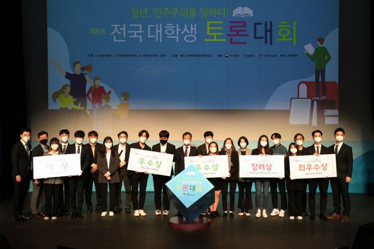 수상자 및 심사위원 전체 기념촬영