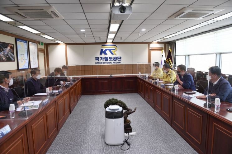 4월 9일 오규석 기장군수와 기장군 직원들이 부산시 중구 국가철도공단 영남본부를 방문해 동해남부선 폐선부지 활용 방안을 협의하고 있다.