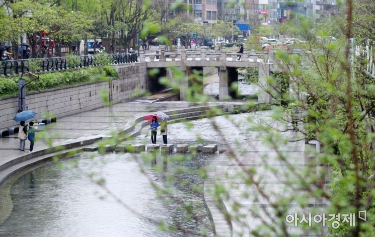 봄비가 내린 12일 서울 청계천에서 시민들이 우산을 쓴 채 산책하고 있다./김현민 기자 kimhyun81@