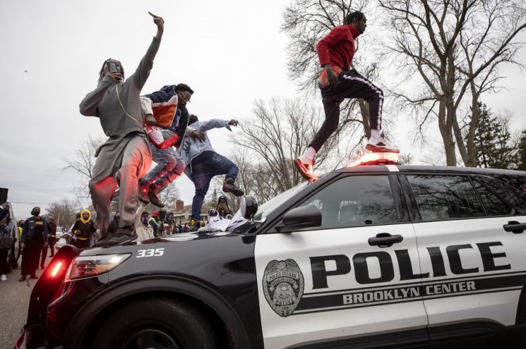 美 경찰 "전기 충격기 대신 총 쏴 흑인 사망"…긴장감 고조