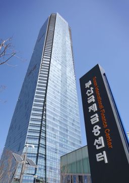 한국자산관리공사(캠코)는 13일 부산시 교육청에서 ‘디지털 공부방’ 지원금 6000만원을 전달했다고 밝혔다. [사진=한국자산관리공사]