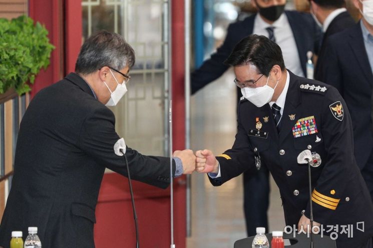 [포토]서보학 교수와 인사하는 김창룡 경찰청장