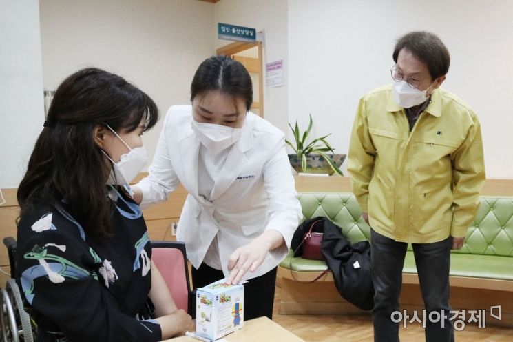 교직원 접종 재개 "하나도 안 아파요"…조희연도 접종 독려