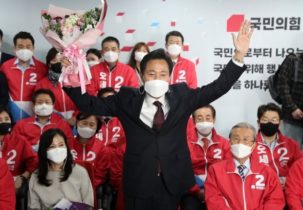 4ㆍ7 재보궐 선거에서 서울시장 당선이 확실해진 국민의힘 오세훈 후보가 8일 자정께 서울 여의도 당사 개표상황실에서 꽃다발을 받고 기뻐하고 있다. 사진=연합뉴스