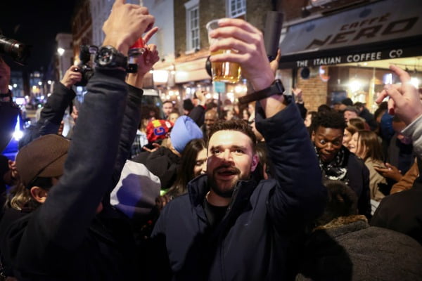 영국, 집단면역 도달…식당·술집 석달만에 문열자 '축제 분위기'
