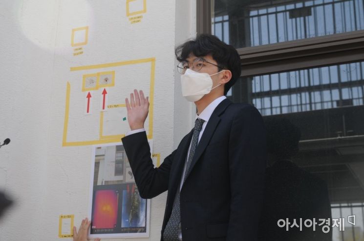 옛 전남도청에 대한 탄흔조사 용역을 수행한 한국전통문화대학교 보존과학연구소의 이상옥 초빙교수가 13일 오후 광주광역시 동구 옛 경찰국 후면 벽면에서 발견된 탄흔 추정 자국에 대해 설명하고 있다.