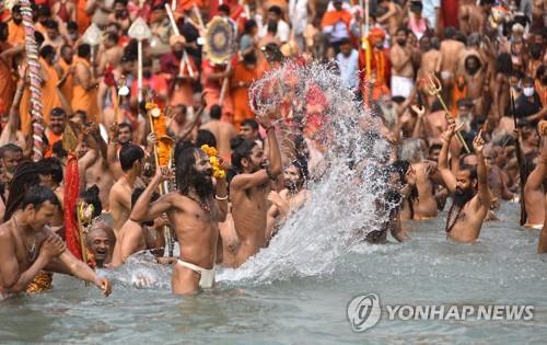 강에서 수백만명 '노마스크' 집단 목욕…확진자 1300만 인도는 지금
