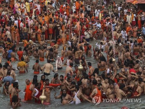 강에서 수백만명 '노마스크' 집단 목욕…확진자 1300만 인도는 지금
