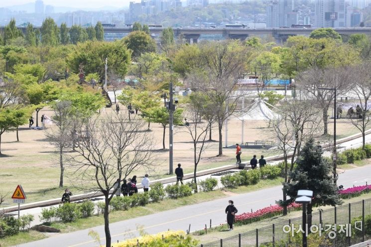 [포토]맑은 날 산책 즐기는 시민들 