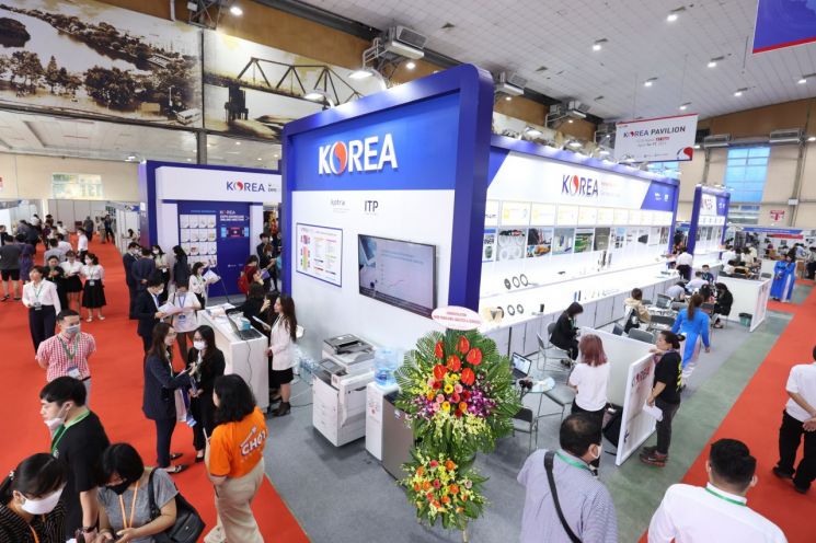 KOTRA는 국내 중소·중견기업의 신남방 전략시장 진출을 지원하기 위해 이달 14일부터 한 달간 '동남아·대양주 한국 상품전'을 개최한다. 베트남의 경우 베트남 엑스포가 이날부터 나흘간 오프라인으로 열리며, 사진은 베트남 엑스포의 한국관 전경이다./사진=KOTRA