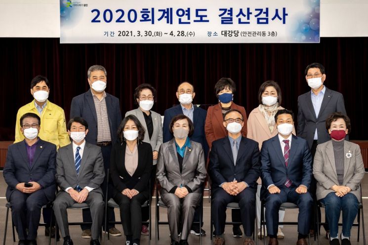 [포토]박삼례 광진구의회 의장, 2020회계연도 결산검사 위원 격려 방문